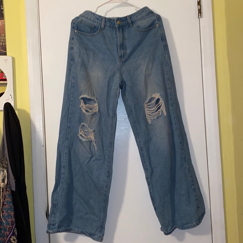 Wide legged baggy ripped jeans
